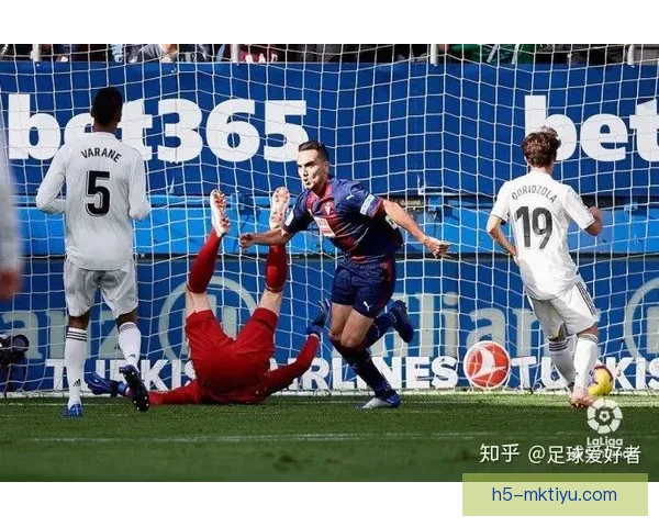 皇马球迷横幅示爱你们情深不变